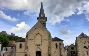 Visite de l'église avec feuillets et audioguides sur téléphone portable.