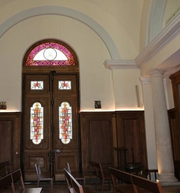 Visite de la cour d'honneur et de la Chapelle de l'institut Saint Thomas de Villeneuve