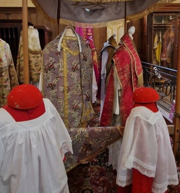 Exposition d'habits et objets liturgiques