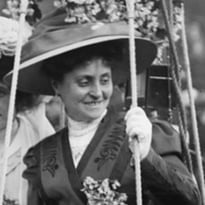 Marie Surcouf, la première femme brevetée pilote aéronaute. ACDF