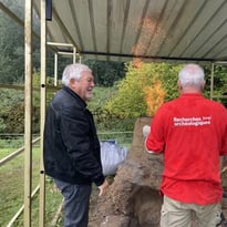 Démonstration du bas-fourneau et de la forge par les archéologues de  l'INRAP