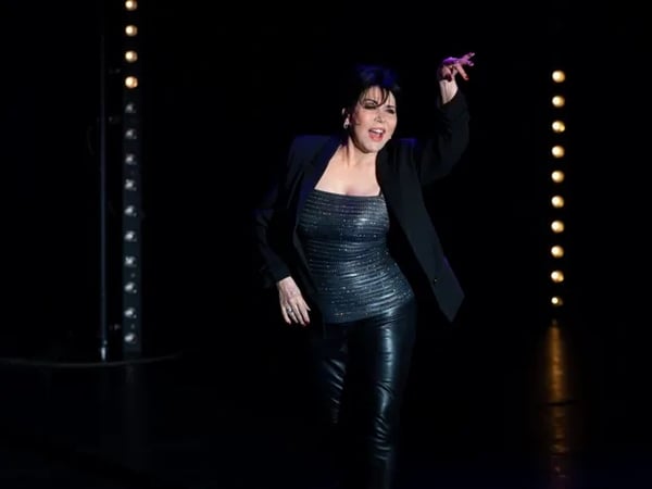Liane Foly la folle repart en thèse